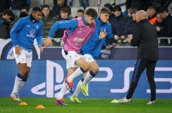 开云平台-欧冠杯赛事中球队战术对抗激烈