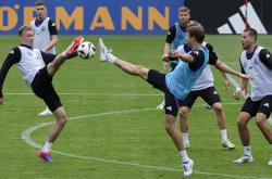 开云下载-德国主场战平匈牙利，小组出线形势不明朗的简单介绍