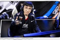 开云体育官网-FNC碾压EDG，Xiaohu操刀奇招英雄翻盘顶尖较量入围赛，成为赛场最大亮点的简单介绍