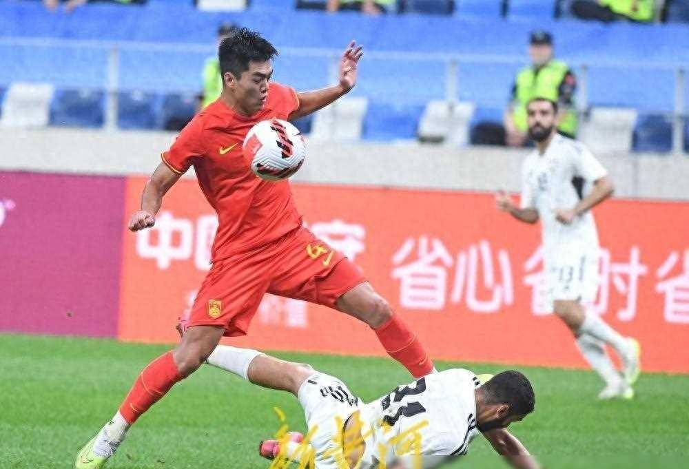 包含热身赛不断，球队备战欧预赛的词条