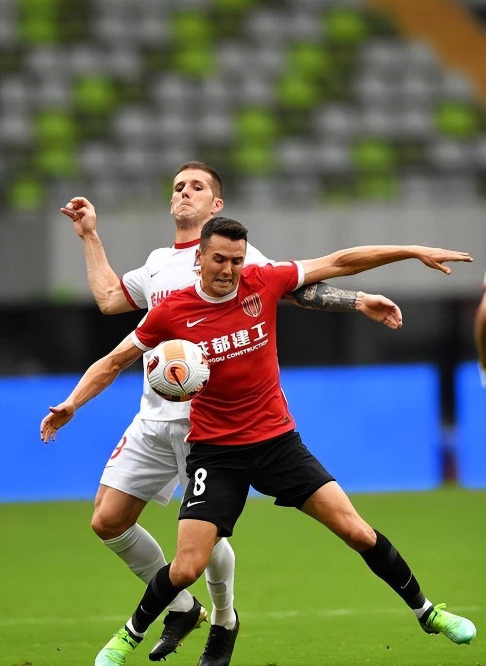 包含上港坚持强攻策略，追逐中超榜首的词条