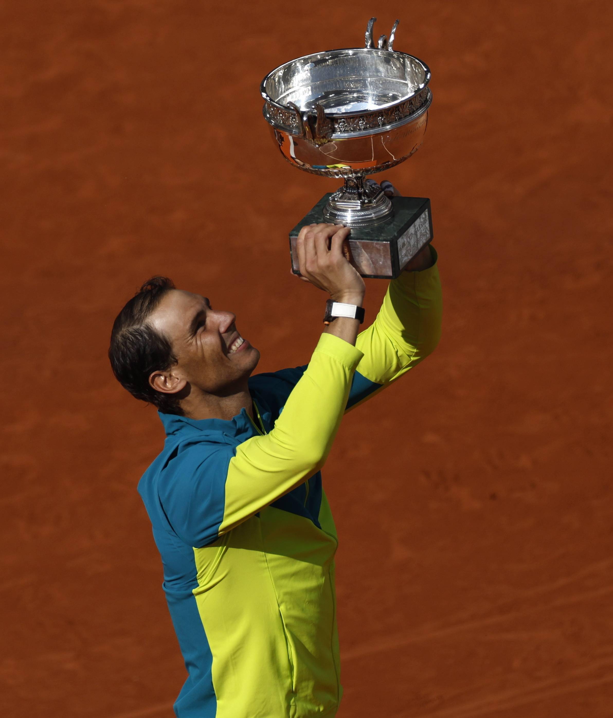 包含世界网球队鏖战意大利网球队，纳达尔关键制胜的词条